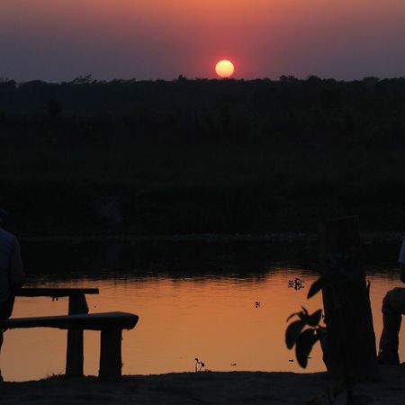 Jungle Sunset Camp Hotel Sauraha Bagian luar foto