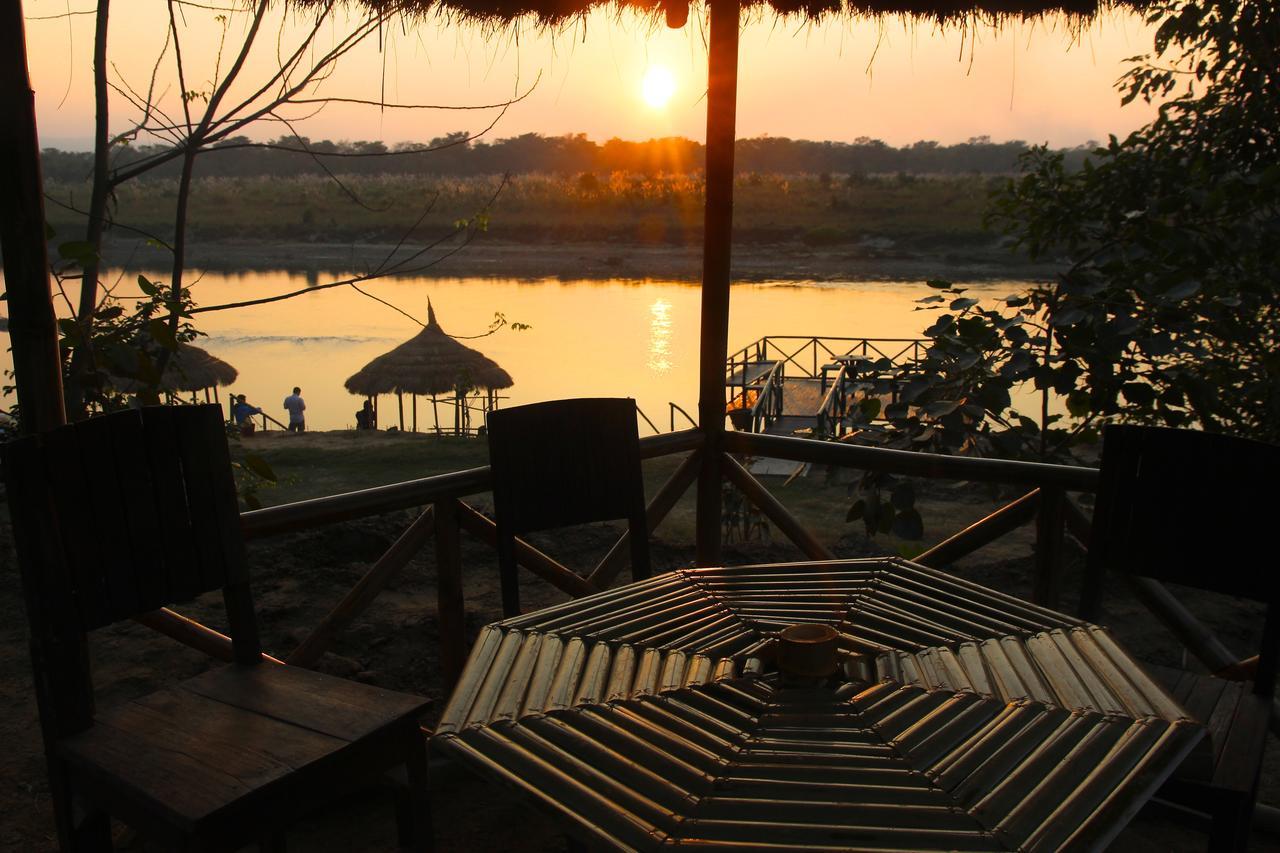 Jungle Sunset Camp Hotel Sauraha Bagian luar foto