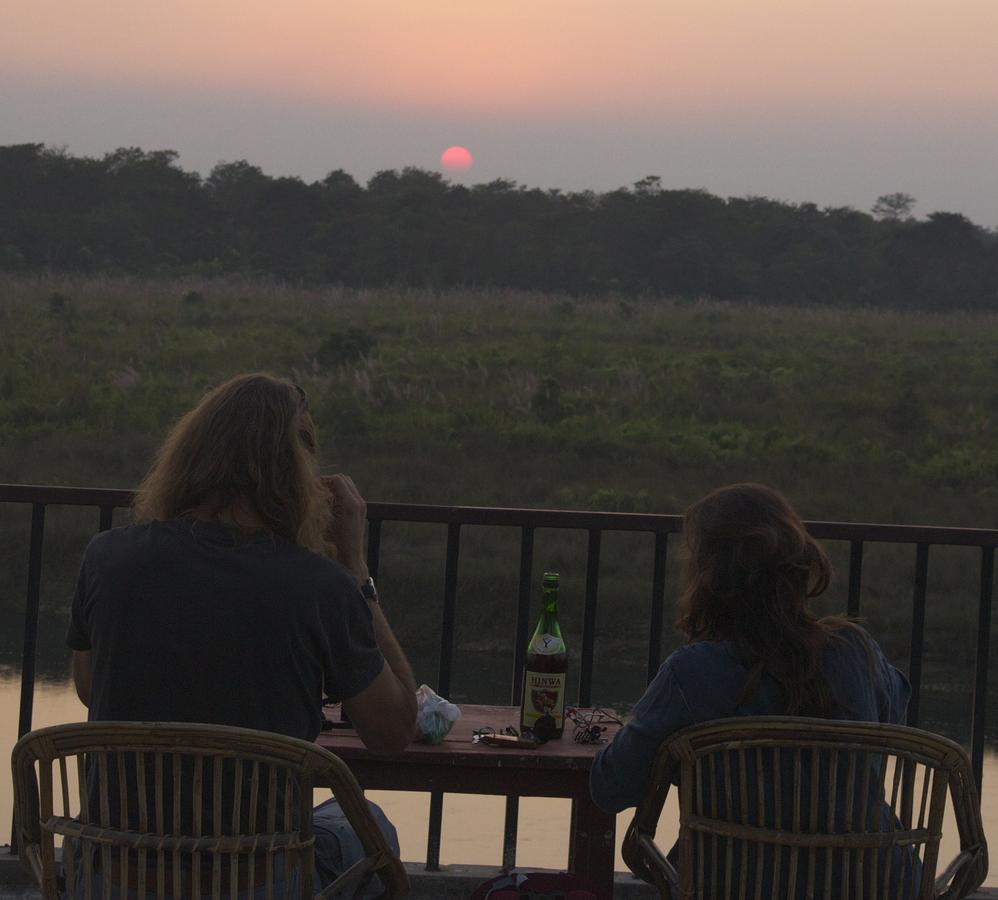 Jungle Sunset Camp Hotel Sauraha Bagian luar foto